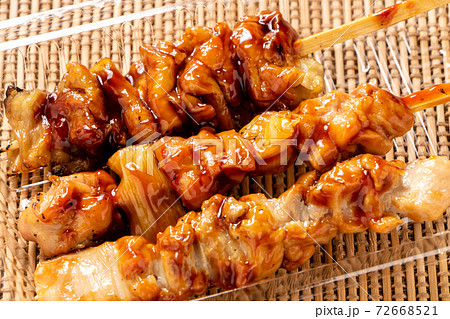 テイクアウト容器に入れられた焼き鳥。 テイクアウト容器に入れられた焼き鳥。 72668521