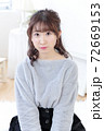 若い女性　ヘアスタイル 72669153