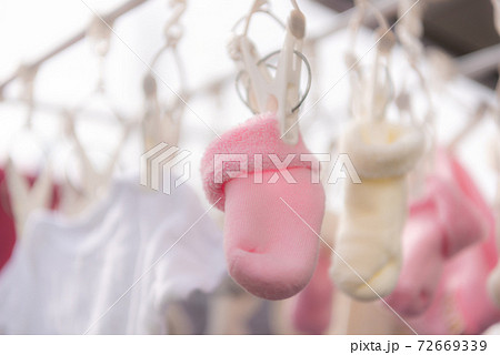 ベランダで新生児用の靴下を干しているところ 72669339