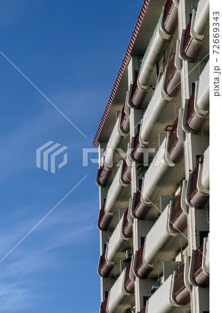 レトロなマンションのベランダと青空 72669343