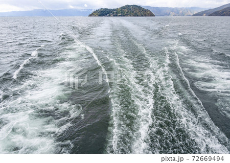 琵琶湖遊覧船から望む竹生島 72669494