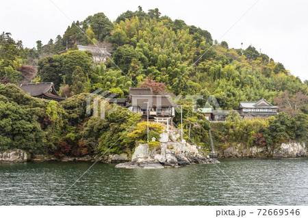 琵琶湖遊覧船から望む竹生島 72669546