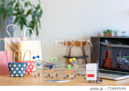 ネットショッピングのイメージ　オンラインショッピング 72669549