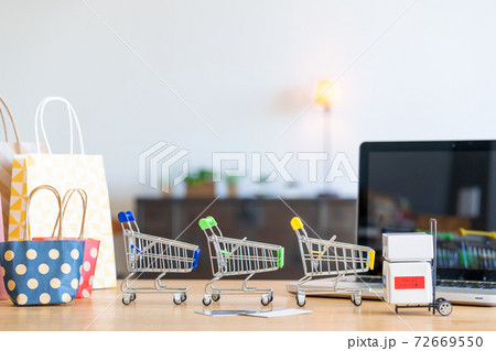 ネットショッピングのイメージ　オンラインショッピング 72669550