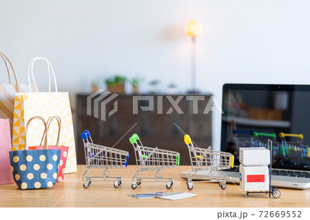 ネットショッピングのイメージ　オンラインショッピング 72669552