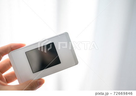 白いモバイルルーター 72669846