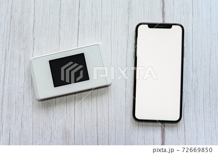 スマホとモバイルルーター スマホとモバイルルーター 72669850