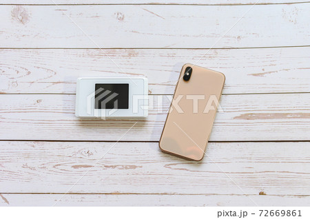 モバイルルーターとゴールドのスマホ モバイルルーターとゴールドのスマホ 72669861