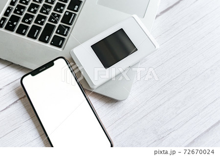 パソコンとスマホとモバイルルーター 72670024