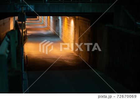 斜め上から見た赤く薄暗く光る夜のトンネルを斜め上から見た写真 斜め上から見た赤く薄暗く光る夜のトンネルを斜め上から見た写真 72670069