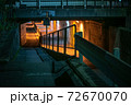 赤いトンネルを背景にした手すりとガードレールの影 72670070