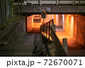 赤いトンネルを背景にした手すりとガードレール 72670071