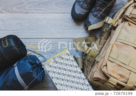ベージュ リュックサック キャンプ道具俯瞰撮影 72670199