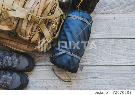 ベージュ リュックサック キャンプ道具俯瞰撮影 72670208