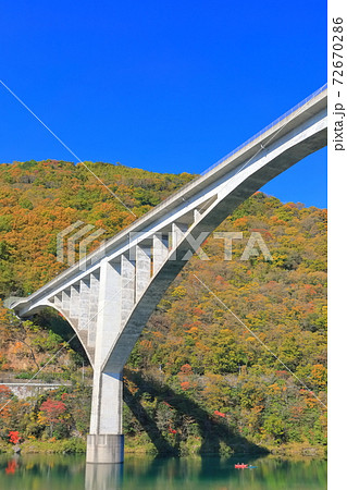 【徳島県】池田へそっ湖大橋と紅葉 【徳島県】池田へそっ湖大橋と紅葉 72670286