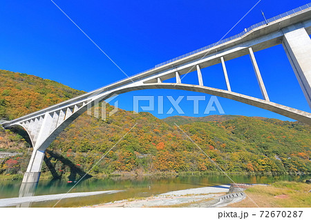 【徳島県】池田へそっ湖大橋と紅葉 【徳島県】池田へそっ湖大橋と紅葉 72670287