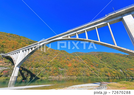 【徳島県】池田へそっ湖大橋と紅葉 72670288