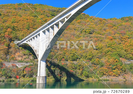 【徳島県】池田へそっ湖大橋と紅葉 【徳島県】池田へそっ湖大橋と紅葉 72670289
