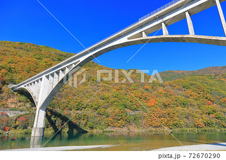 【徳島県】池田へそっ湖大橋と紅葉 【徳島県】池田へそっ湖大橋と紅葉 72670290