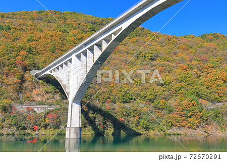 【徳島県】池田へそっ湖大橋と紅葉 【徳島県】池田へそっ湖大橋と紅葉 72670291