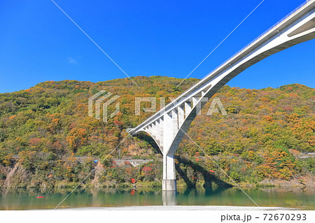 【徳島県】池田へそっ湖大橋と紅葉 72670293