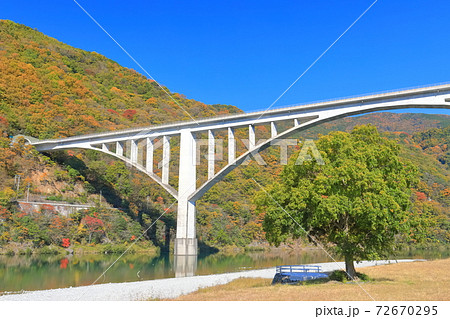【徳島県】池田へそっ湖大橋と紅葉 72670295