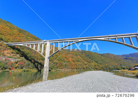 【徳島県】池田へそっ湖大橋と紅葉 【徳島県】池田へそっ湖大橋と紅葉 72670296