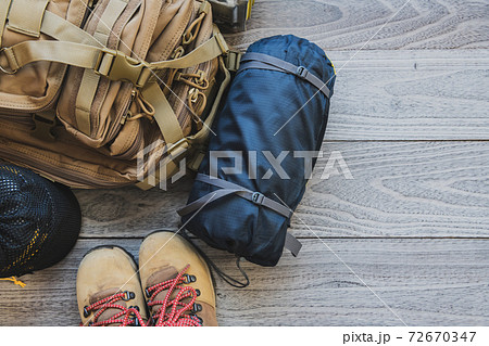 登山道具 ベージュリュックサック俯瞰撮影イメージ 登山道具 ベージュリュックサック俯瞰撮影イメージ 72670347