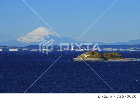 富津岬　明治百年記念展望台からの富士山に東京湾に作られた第一海堡 72670620