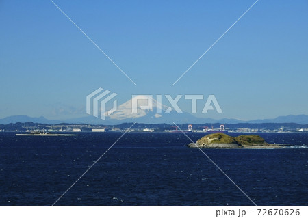 富津岬　明治百年記念展望台からの富士山に東京湾に作られた第一・第二海堡 72670626