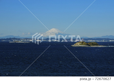富津岬　明治百年記念展望台からの富士山に東京湾に作られた第一・第二海堡 72670627