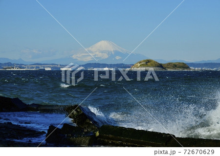 富津岬からの富士山に東京湾に作られた第一 第二海堡の写真素材