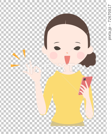 一個年輕的女人，拿著智能手機，微笑著並簽署OK上身[無主線] 72670817