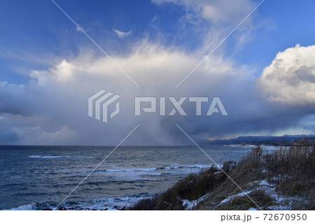 冬の北海道江差町伏木戸海岸で雪雲の夕暮れの風景を撮影 72670950