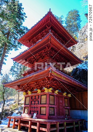 冬の榛名神社三重塔（縦） 72670967