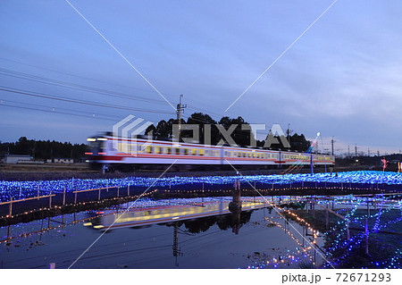 イルミネーションの中を走る東武6000系電車 イルミネーションの中を走る東武6000系電車 72671293
