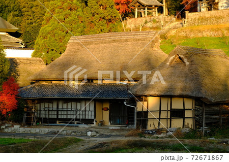 藁葺き屋根 72671867