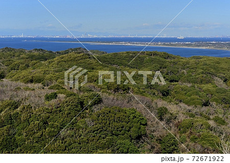 東京湾観音天上界（展望室）から富津岬と東京方面望む 72671922