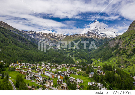 Spectacular scenery of Zermatt valley and Matterhorn peak in morning 72673056