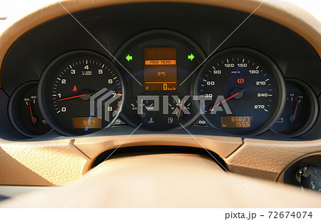自動車のメーター 72674074