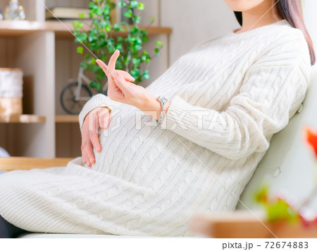 指折り数える妊婦 予定日 早産 過期産 胎動カウント 4:3 指折り数える妊婦 予定日 早産 過期産 胎動カウント 4:3 72674883