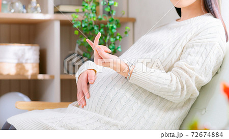 指折り数える妊婦 予定日 早産 過期産 胎動カウント 16:9 指折り数える妊婦 予定日 早産 過期産 胎動カウント 16:9 72674884