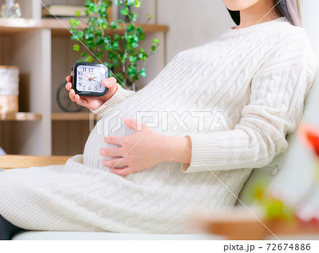 時計を持つ妊婦 4:3 時計を持つ妊婦 4:3 72674886