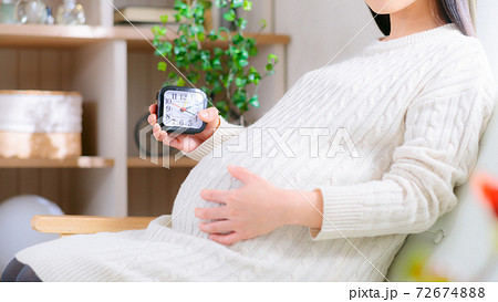 時計を持つ妊婦 16:9 時計を持つ妊婦 16:9 72674888