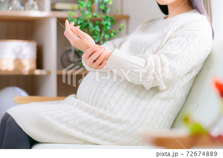 手首を抑える妊婦　手の痺れ　つる　脈拍　関節痛など様々な症状　 72674889