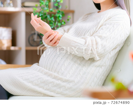 手首を抑える妊婦　手の痺れ　つる　脈拍　関節痛など様々な症状　4:3 72674890