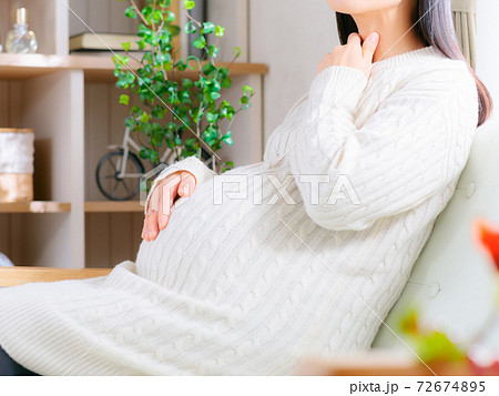 喉を抑える妊婦　様々な病気　4:3 72674895