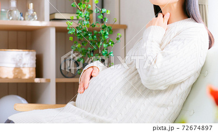 喉を抑える妊婦　様々な病気　16:9 72674897