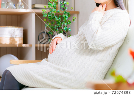喉を抑える妊婦　様々な病気　 72674898