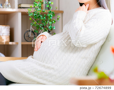 喉を抑える妊婦　様々な病気　4:3 72674899